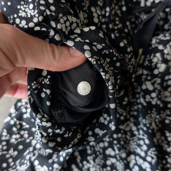 Lululemon On The Fly Short 2.5" Chirasu Black size 4 - Picture 6 of 9